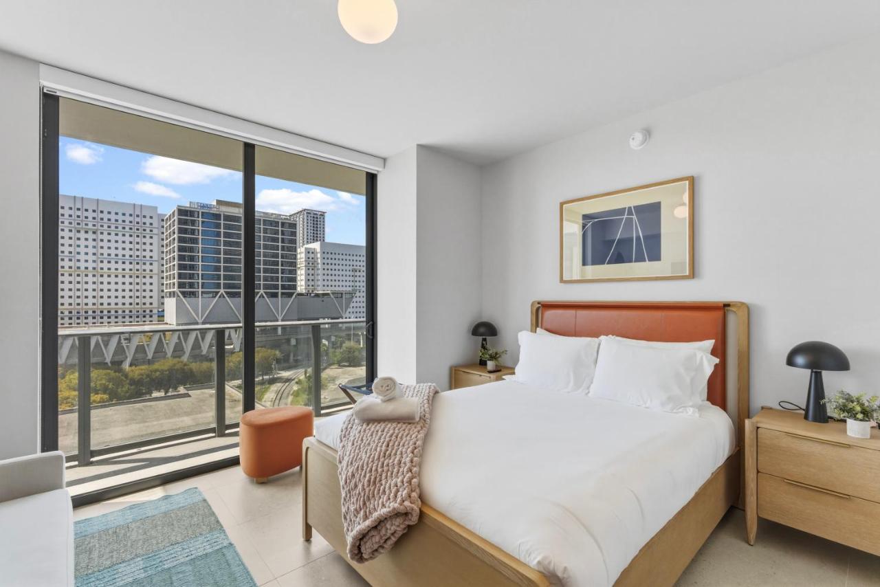 Luxury Downtown Miami Rooftop Pool & Views