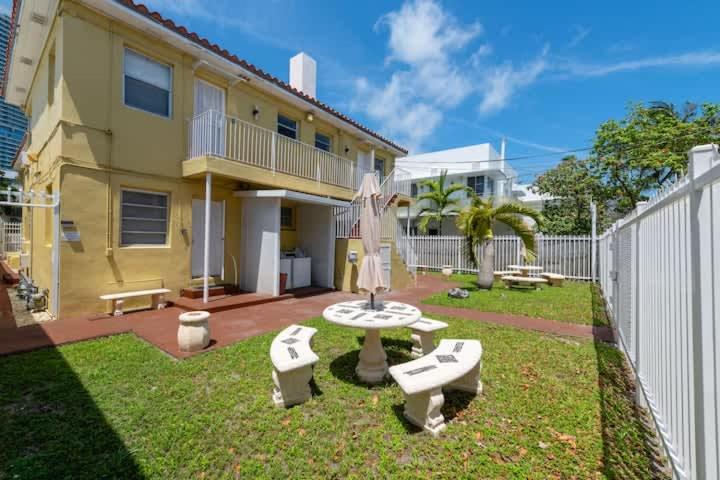 Cozy 1BR Beach Retreat Walk to Miami Beach - 2
