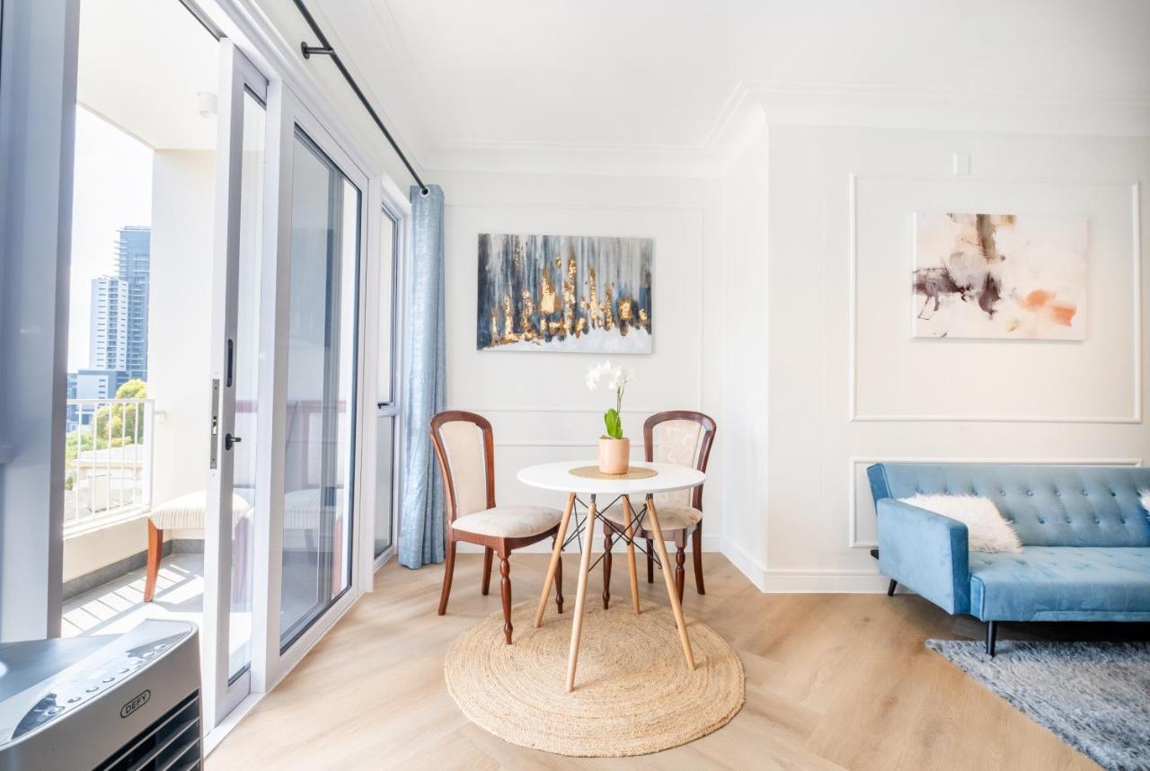 Modern 1 Bedroom ensuite with city views, separate living room, dining room and kitchen, Balcony, Solar power and fast WiFi, in historic De Waterkant