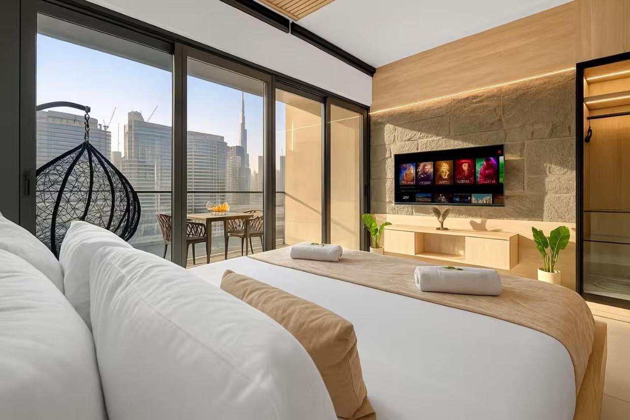 Binghatti Canal Luxury Burj view - Gym&Pool