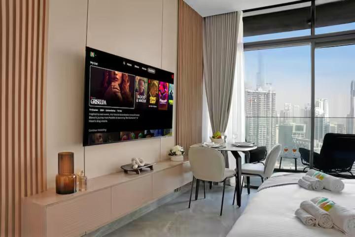 Burj Khalifa View Studio - Pool, Gym & Parking - 2