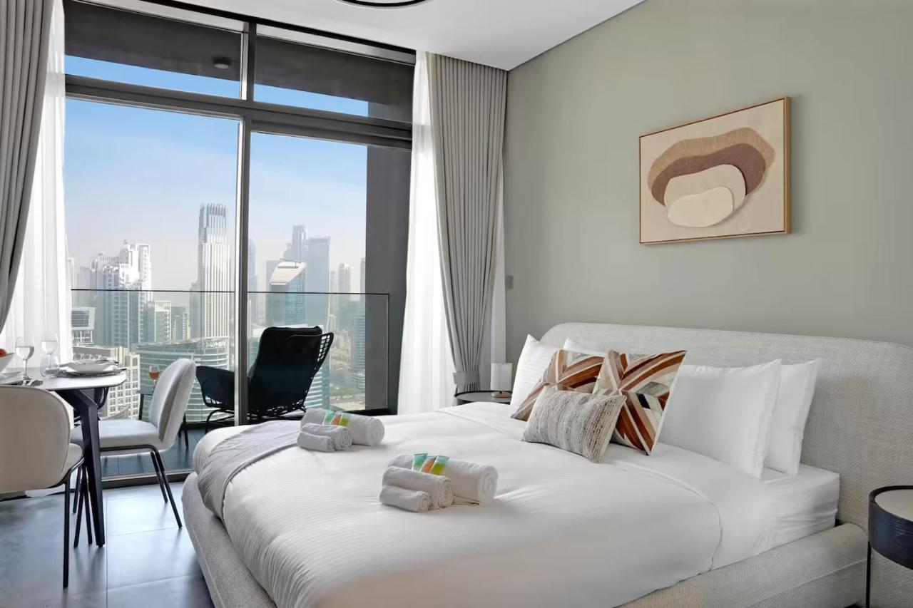 Burj Khalifa View Studio - Pool, Gym & Parking