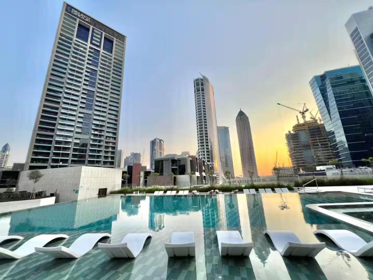 Burj Khalifa View Studio - Pool, Gym & Parking - 5