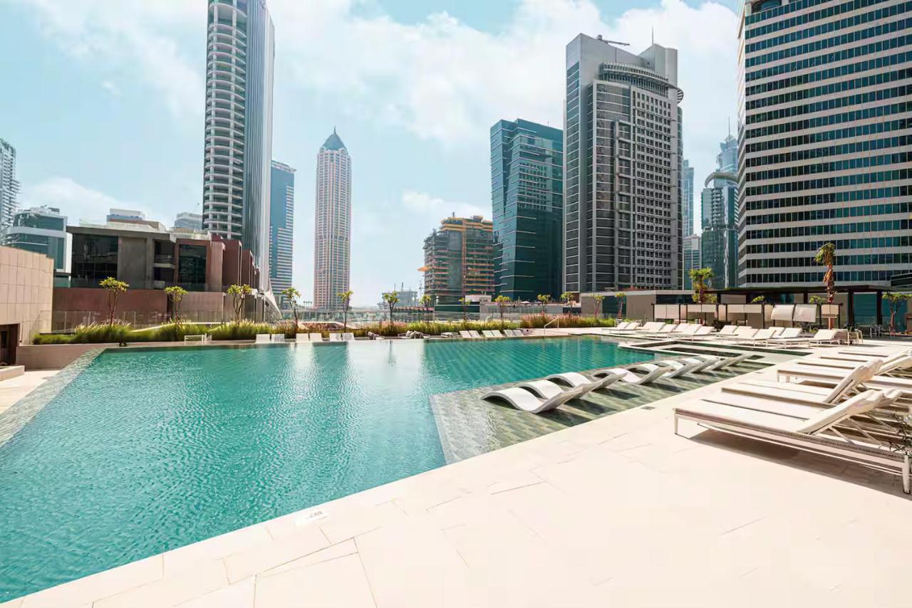 Burj Khalifa View Studio - Pool, Gym & Parking - 3