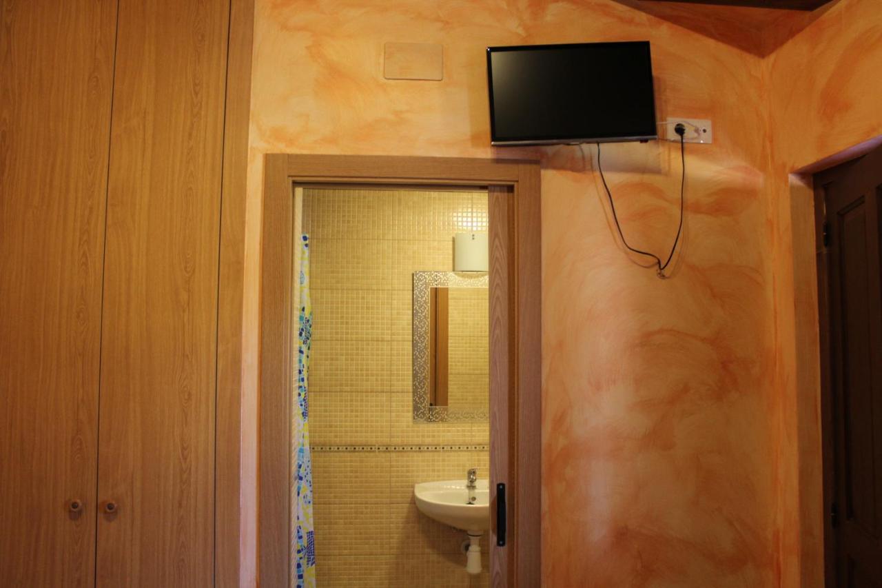 Pension Pensión Media Luna (Spanje Andorra) - Booking.com