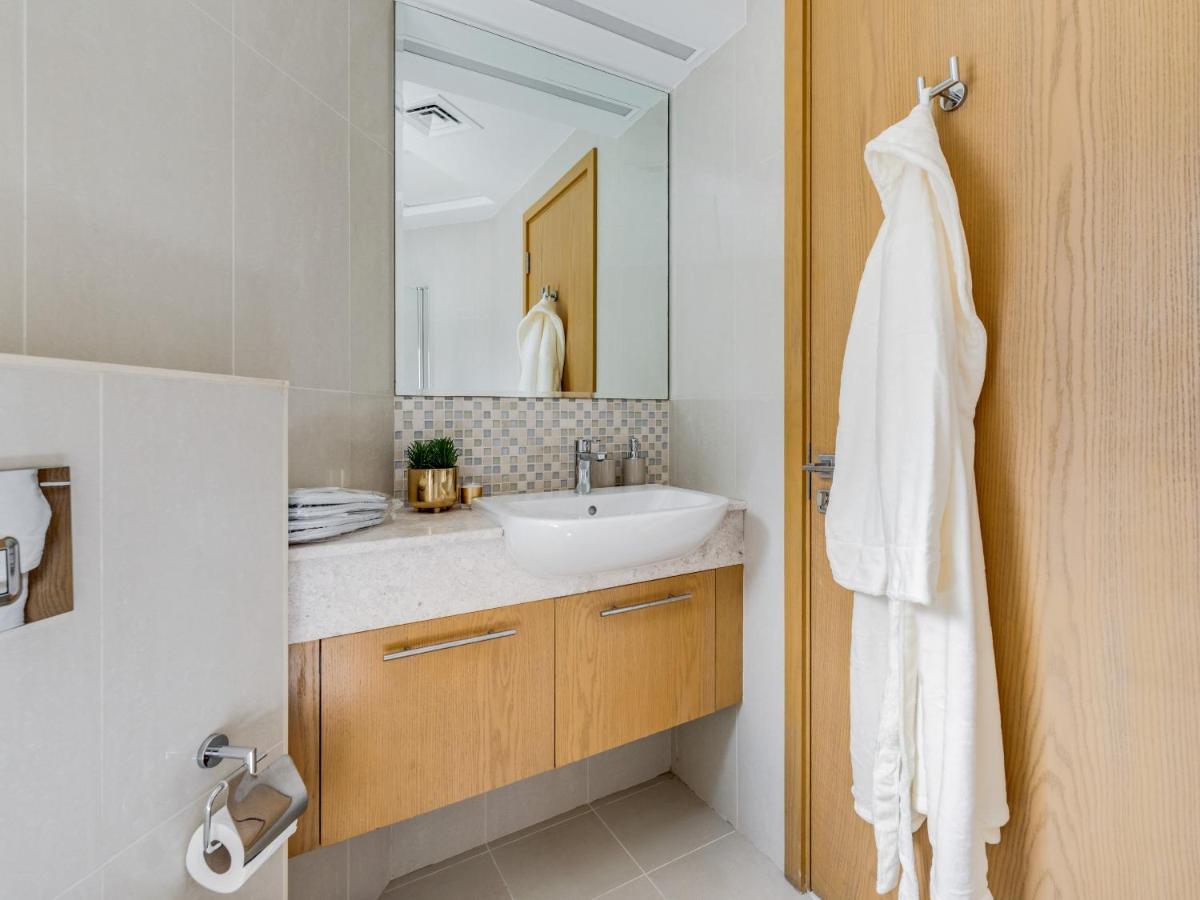 Luxury 1BR with Direct Burj View Khalifa View- Downtown - 3