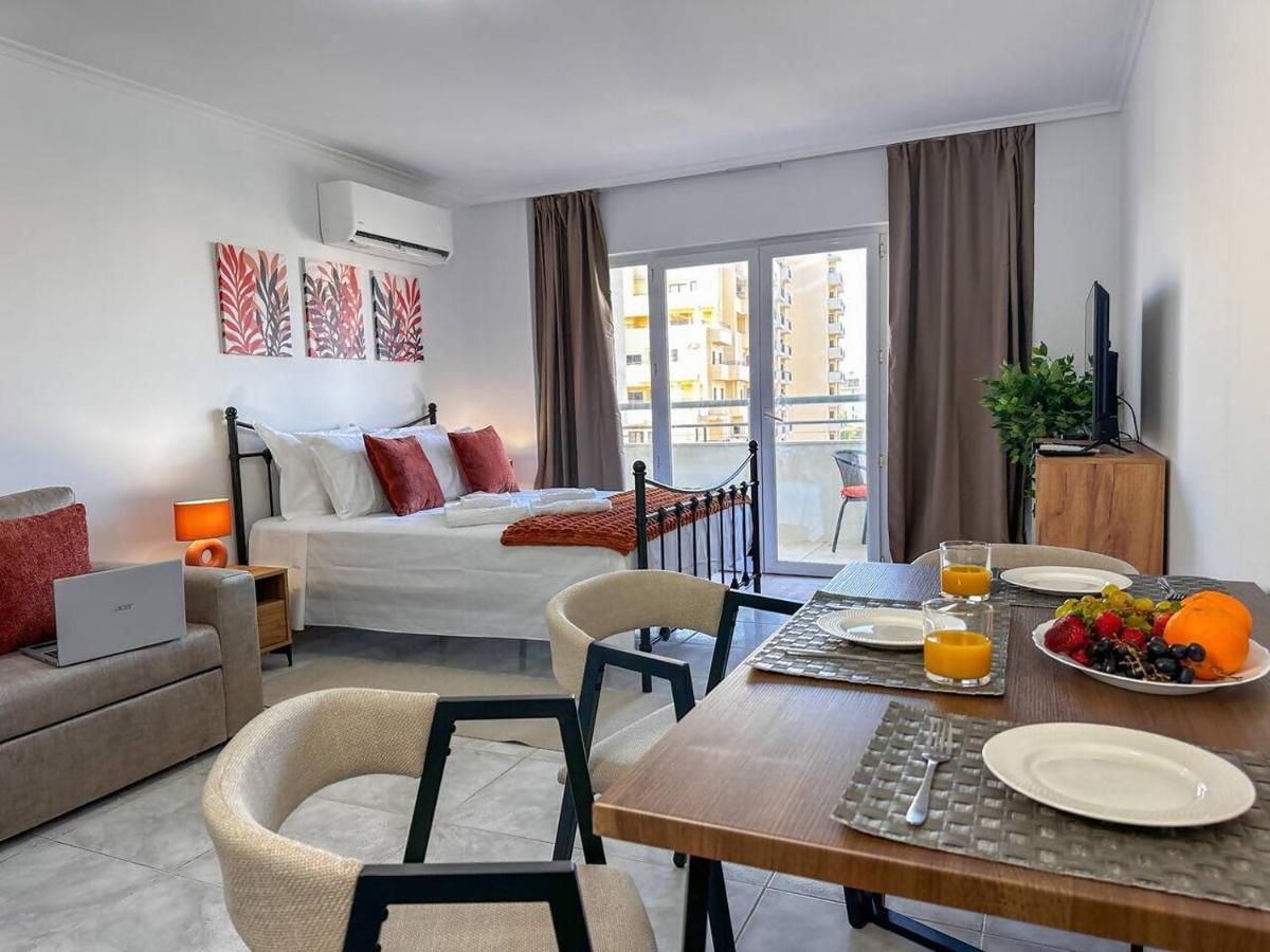 Piscina, Estacionamento, AC a 3 min da Praia da Rocha JR