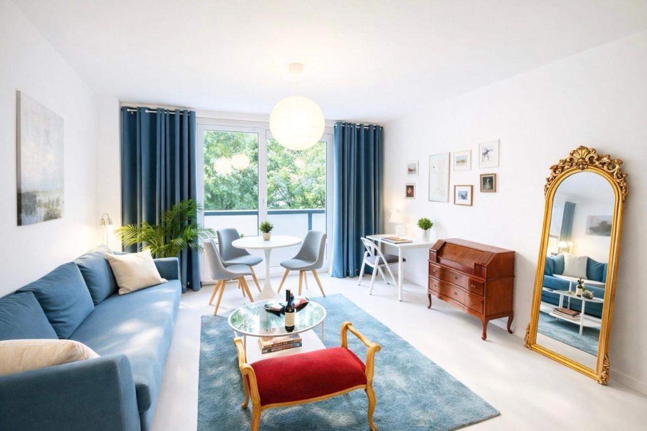 Amazing apartment in the heart of Berlin next to Check Point Charlie, 1 to 4 Guests