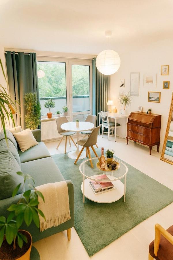 Amazing apartment in the heart of Berlin next to Check Point Charlie, 1 to 4 Guests