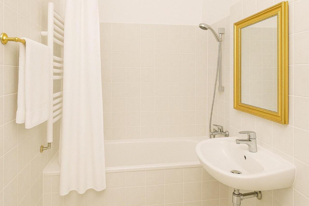 Amazing apartment in the heart of Berlin next to Check Point Charlie, 1 to 4 Guests
