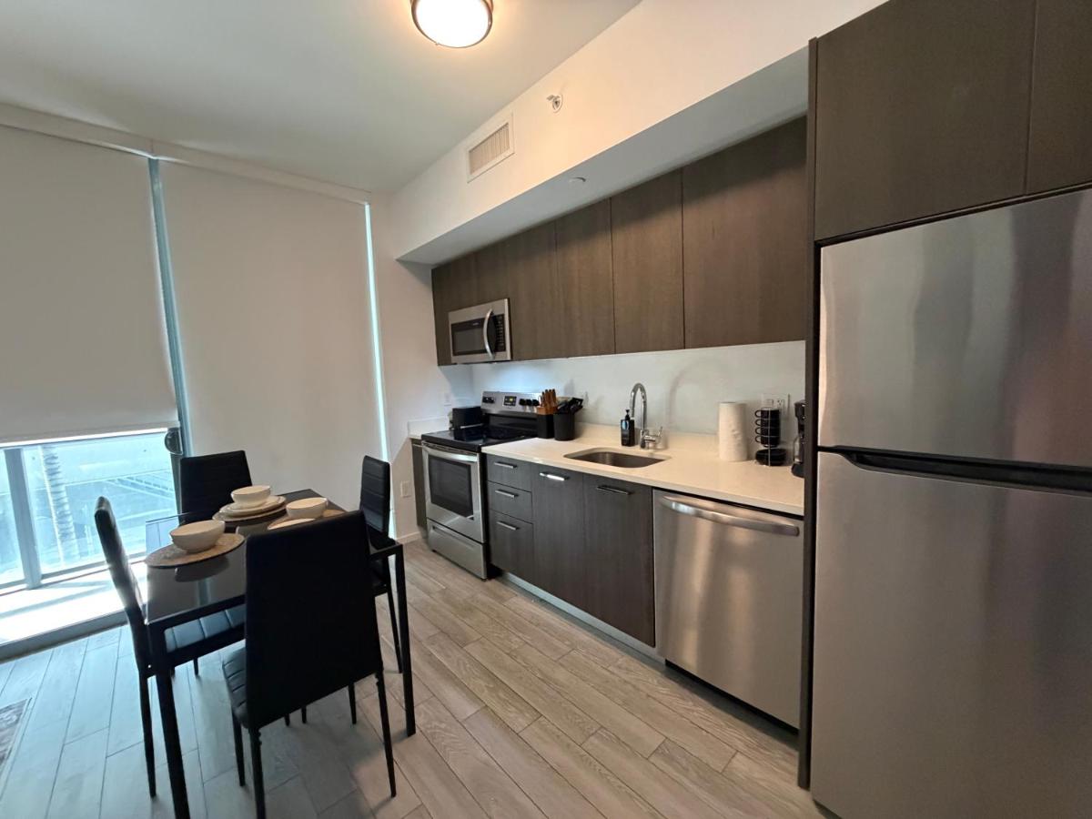 Luxury Downtown Miami Apartment Pool and Gym - 5