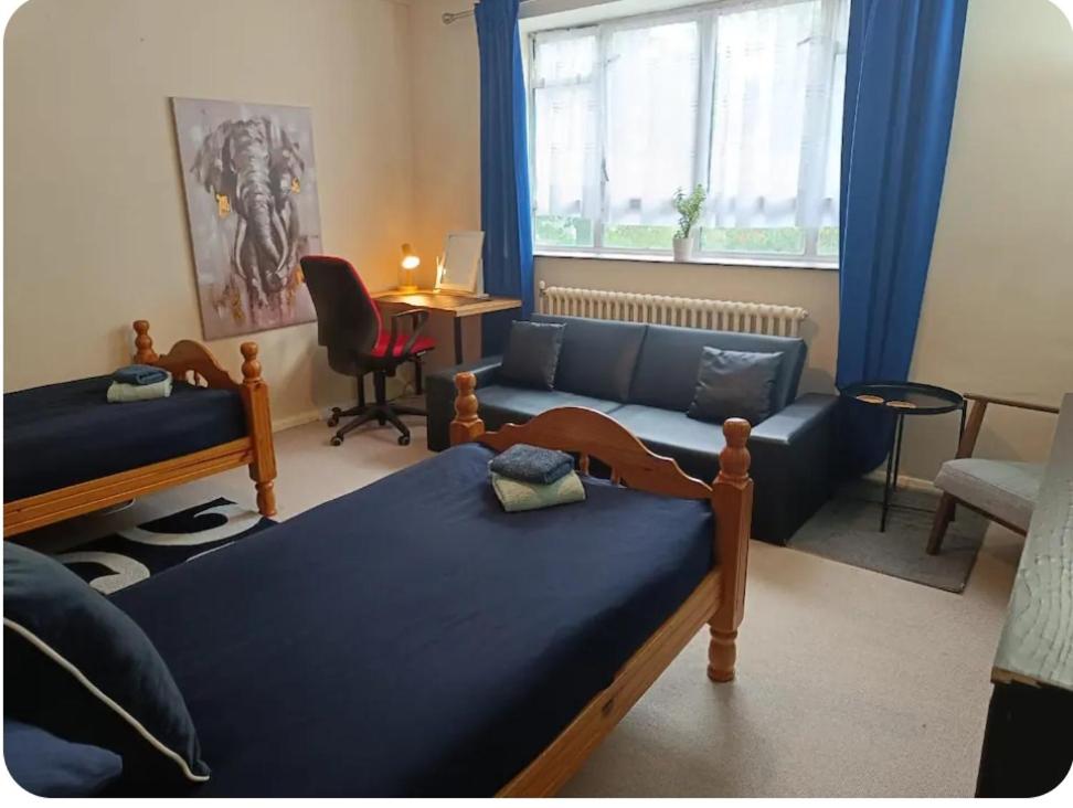 Large Twin room near Victoria - Zone 1