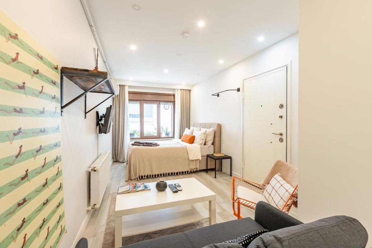 Private Building w Terrace Walk to Taksim & 6 Guests - 2