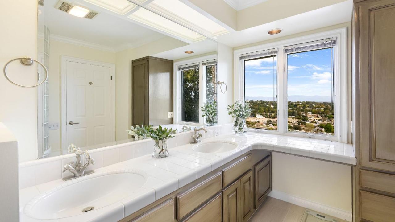 Twilight Terrace by AvantStay West Hills Retreat • Hot Tub BBQ EV Charger Near Malibu - 3