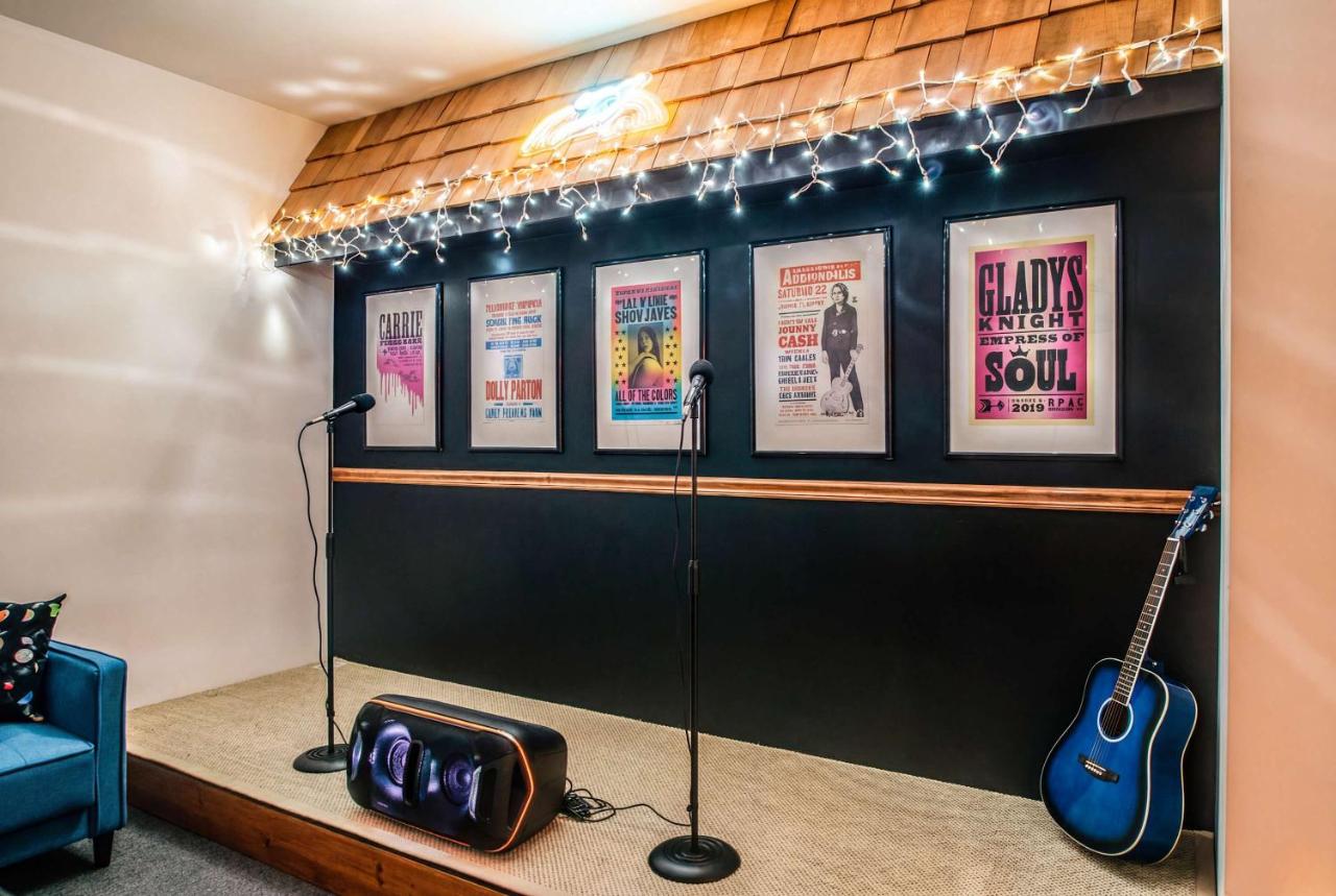 Rooftop Downtown Views - Bluebird Karaoke