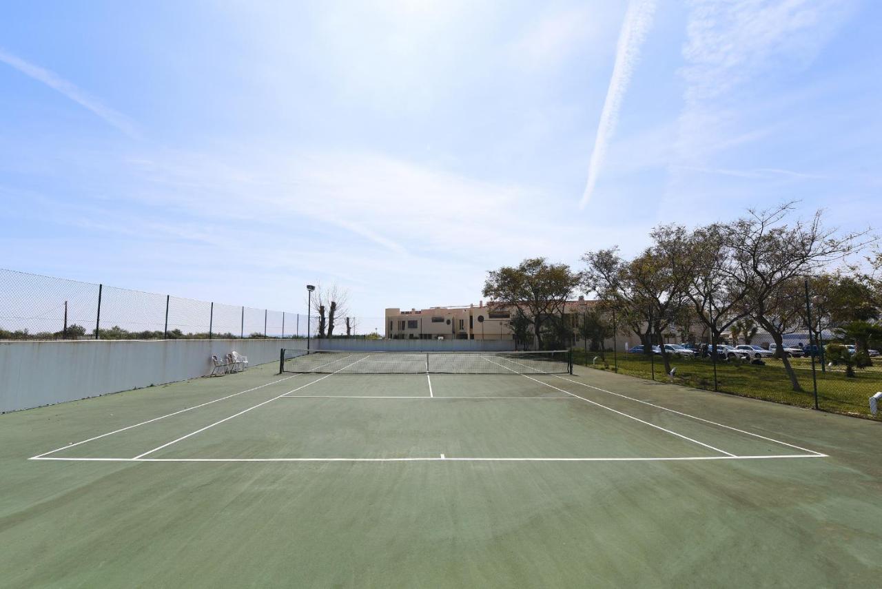 Tennis court: Praia da Lota Resort – Beachfront Hotel