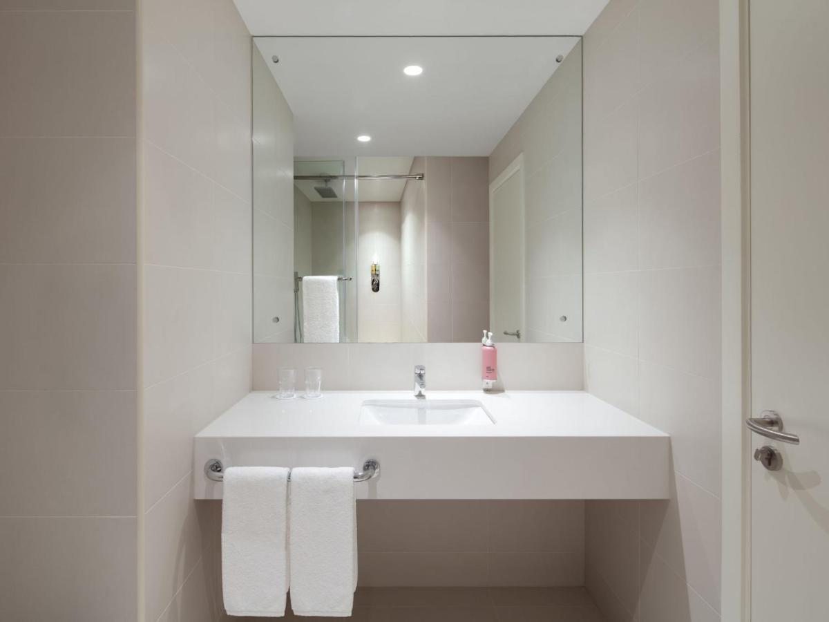 Rove City Centre, Deira — quarto