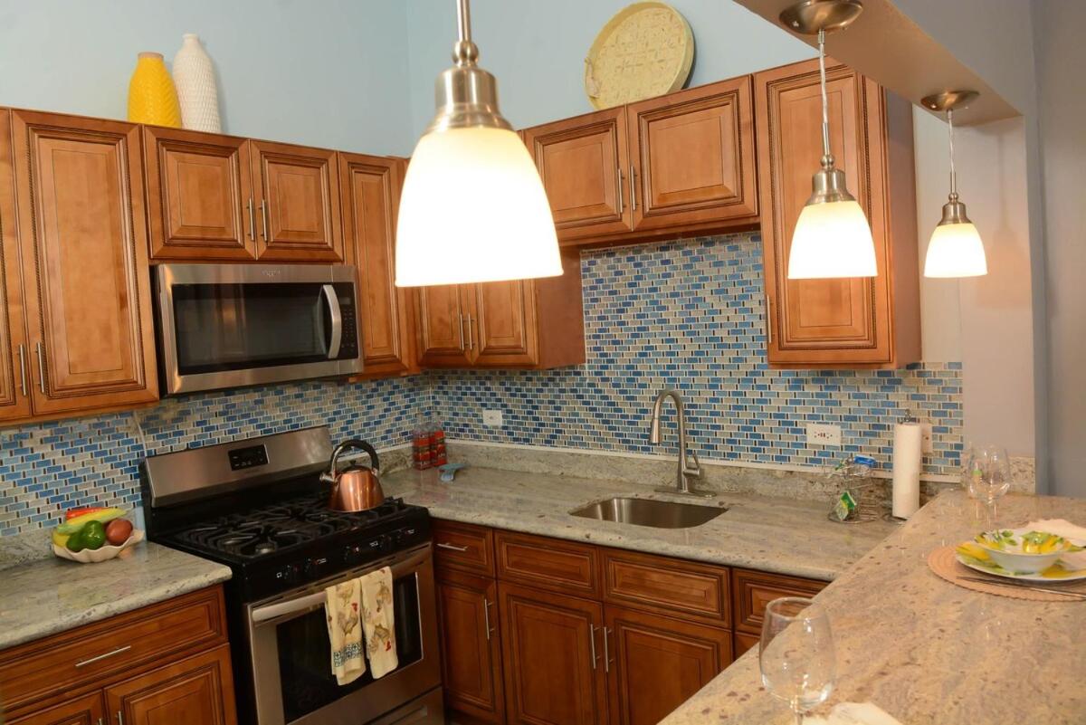 Snowbird Friendly - Seaview Balcony - Fast Wifi and AC - 3