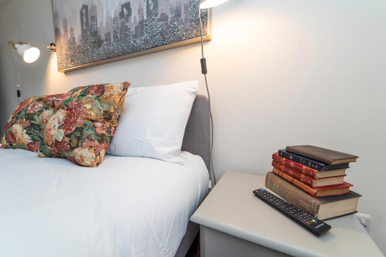 Heron Stays Bath- Historic Pub Retreat, 4 Spacious Bedrooms, Original Beams, Parking, Sleeps 9, 3 Miles to Bath Central - 5