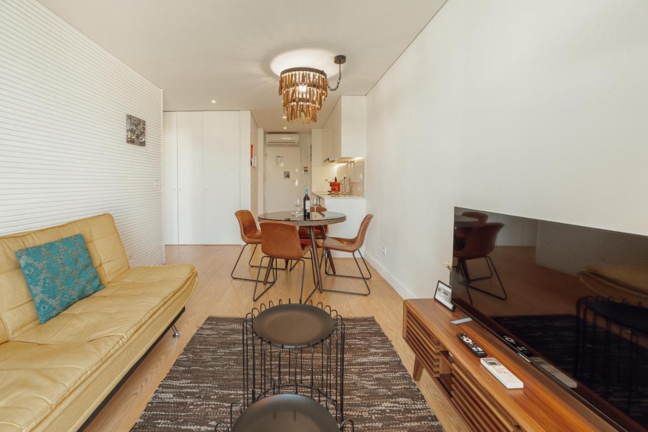 Downtown Bright Apartment With Balcony by Vacationy - 5