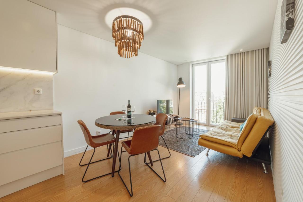 Downtown Bright Apartment With Balcony by Vacationy - 4