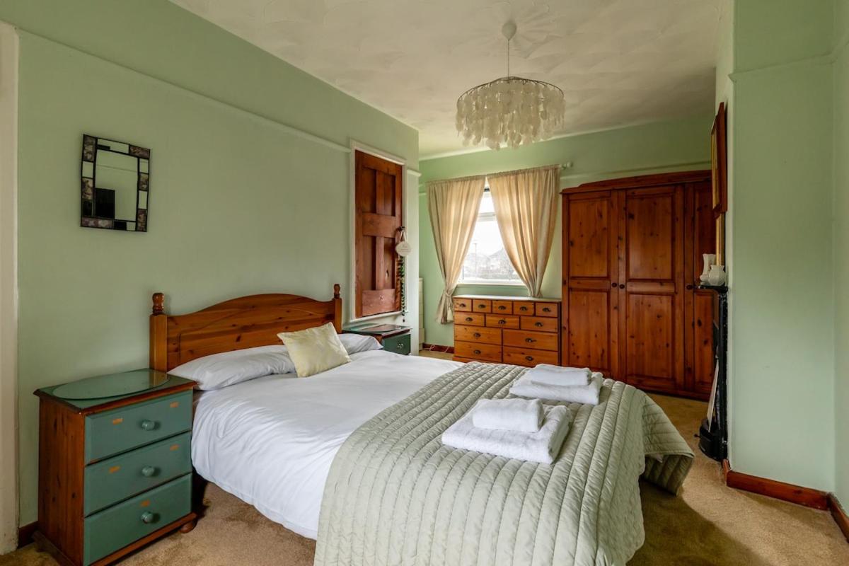 Easter Grove - 3-Bed House with Garden & Parking - 15 min to Bath Centre - 5