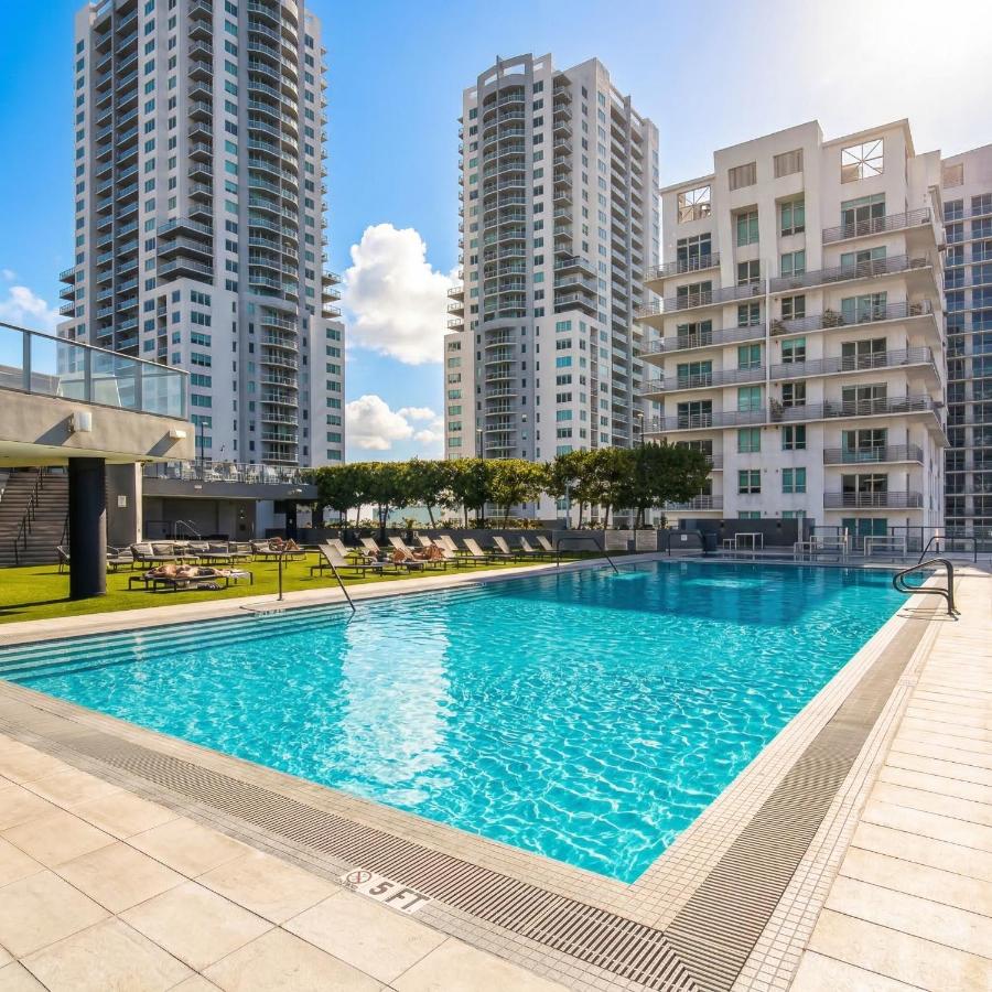 Luxury High Rise Downtown Miami Pool and Gym - 4