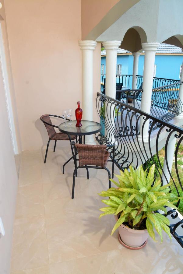 Winter Escape with Seaview - Private Balcony & Fast WiFi