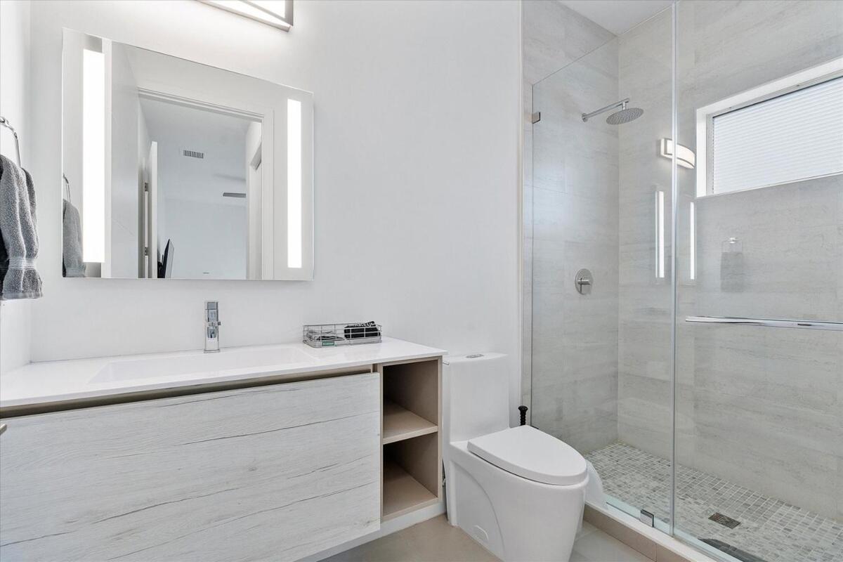 Miami Luxury 4BR Oasis with Private Pool, Outdoor Kitchen & Patio - 3