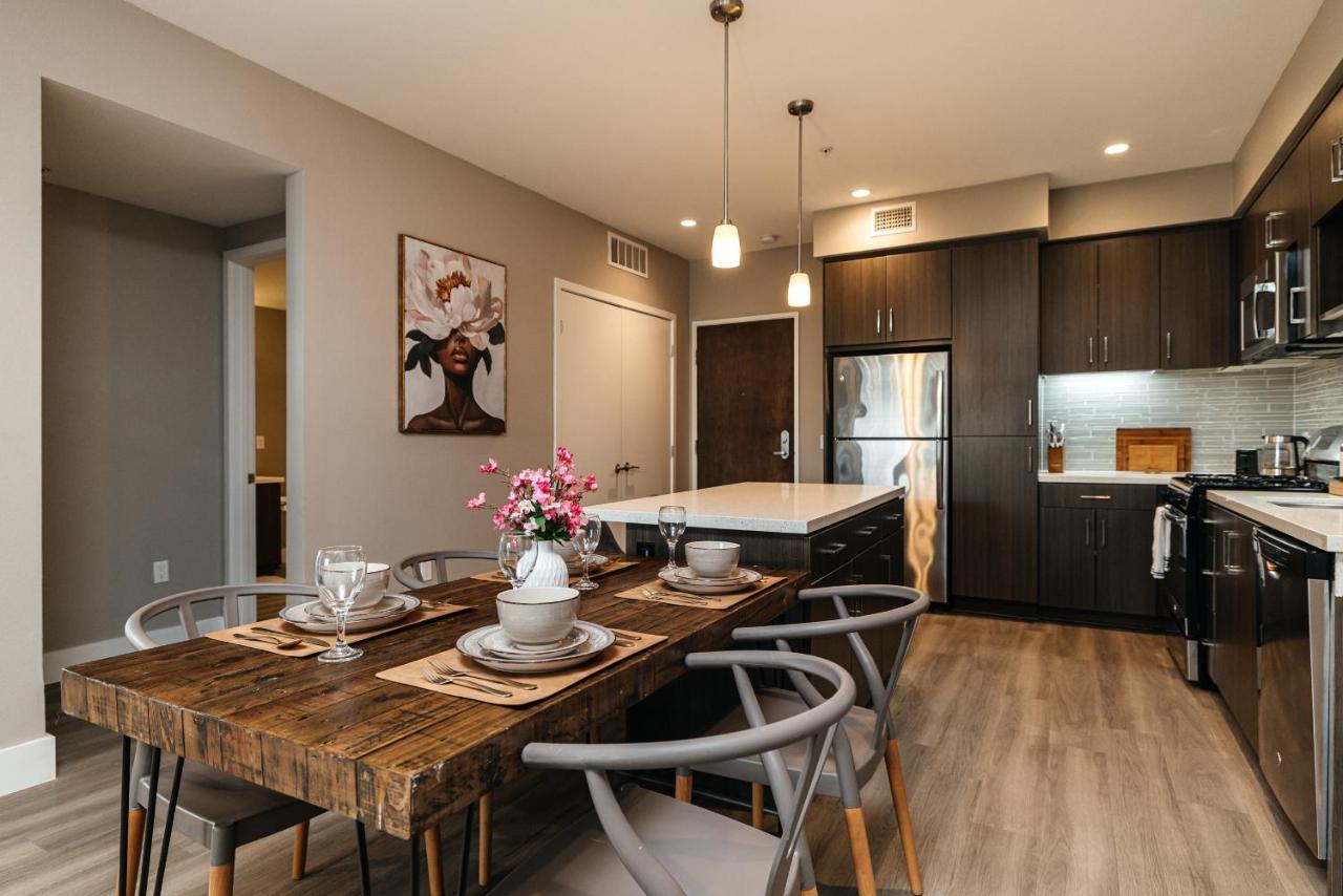 Luxury Hotel style 2 bedroom Pool Gym Parking - 4