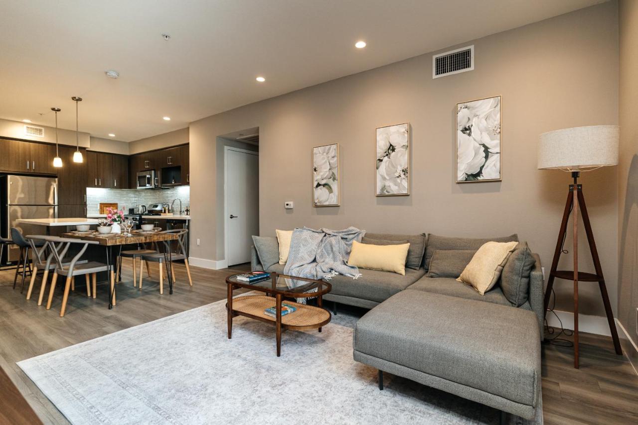 Luxury Hotel style 2 bedroom Pool Gym Parking