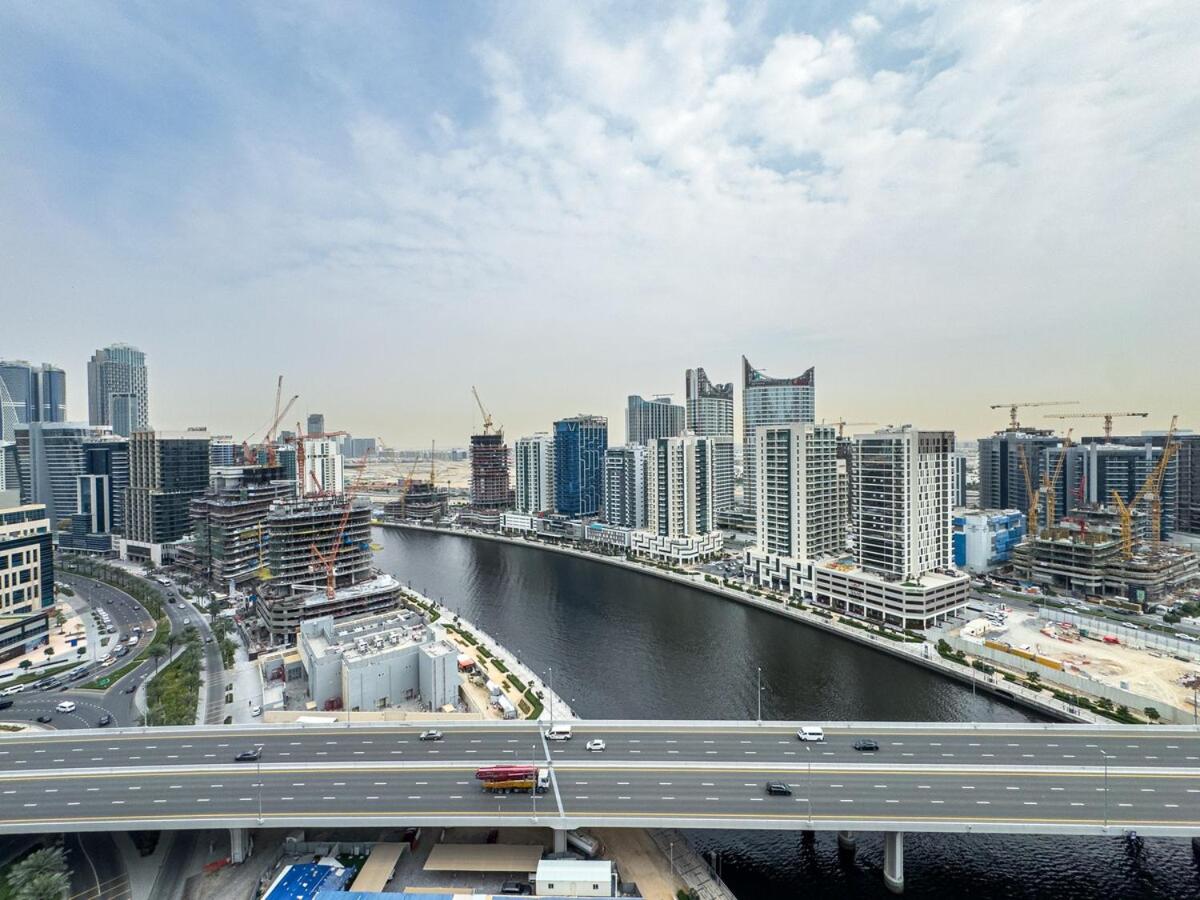 Stylish Studio Business Bay - Canal View - Gym & Pool - 3