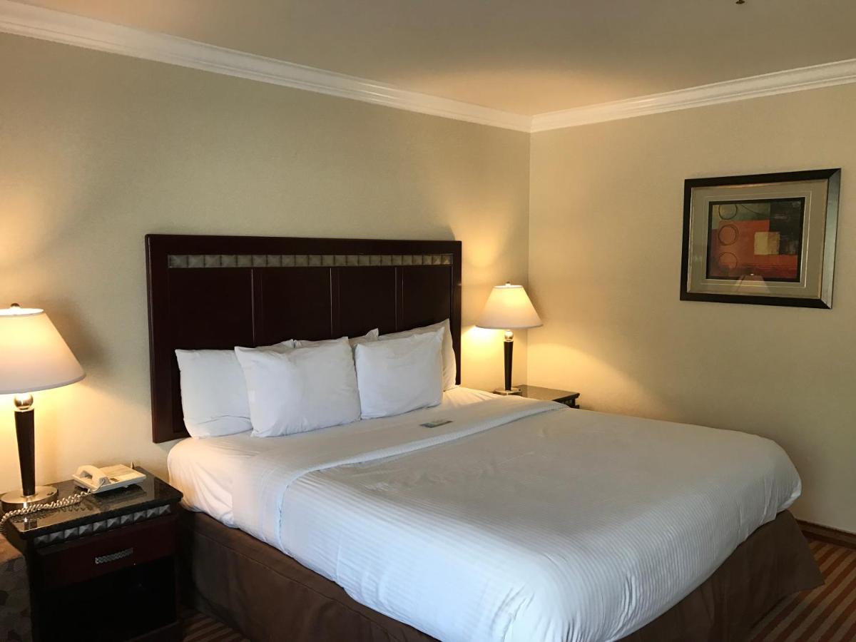 Oak Tree Inn — photo 8