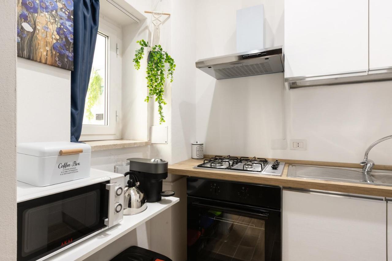 Historic Center Boho Apt - 5min Colosseum, 300m to Metro, A-C - 5