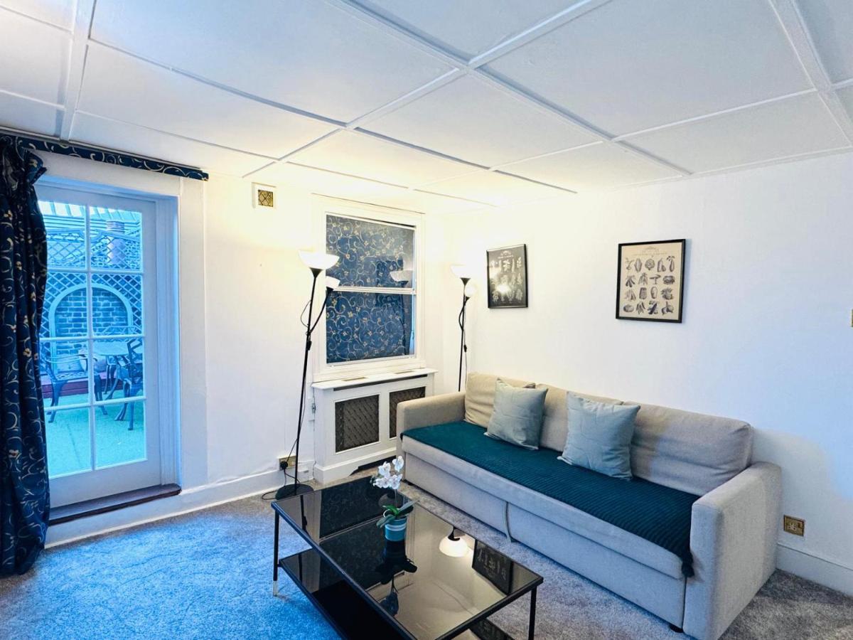 Russel Street Apartment - 4