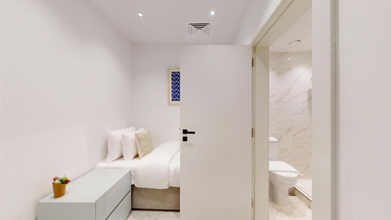 Vacationer Holiday Homes l Chic Two Bed l Sea Views on the Palm - 3