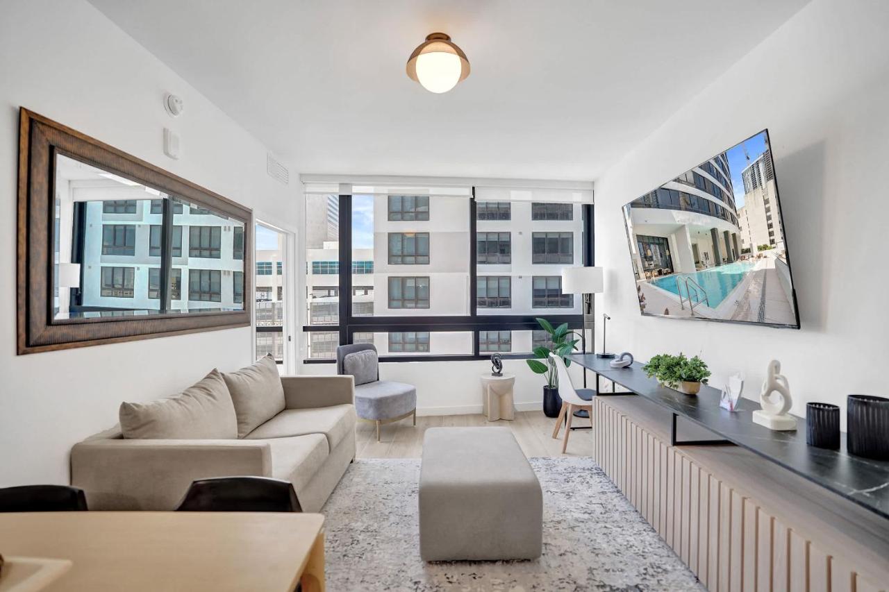 Miami Condo 2BR Rooftop Pool & Gym