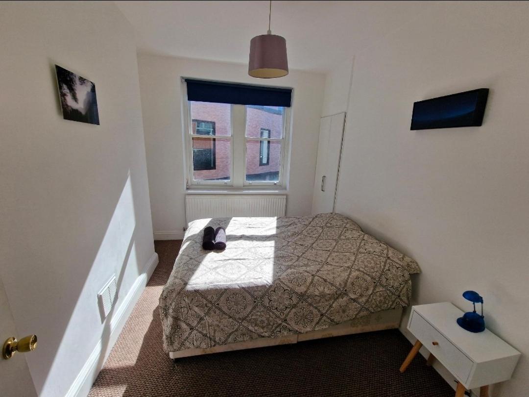 Bright Double Bedroom in King's Cross St Pancras Eurostar - 2
