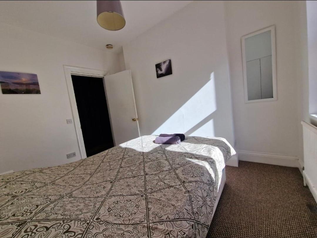Bright Double Bedroom in King's Cross St Pancras Eurostar - 3