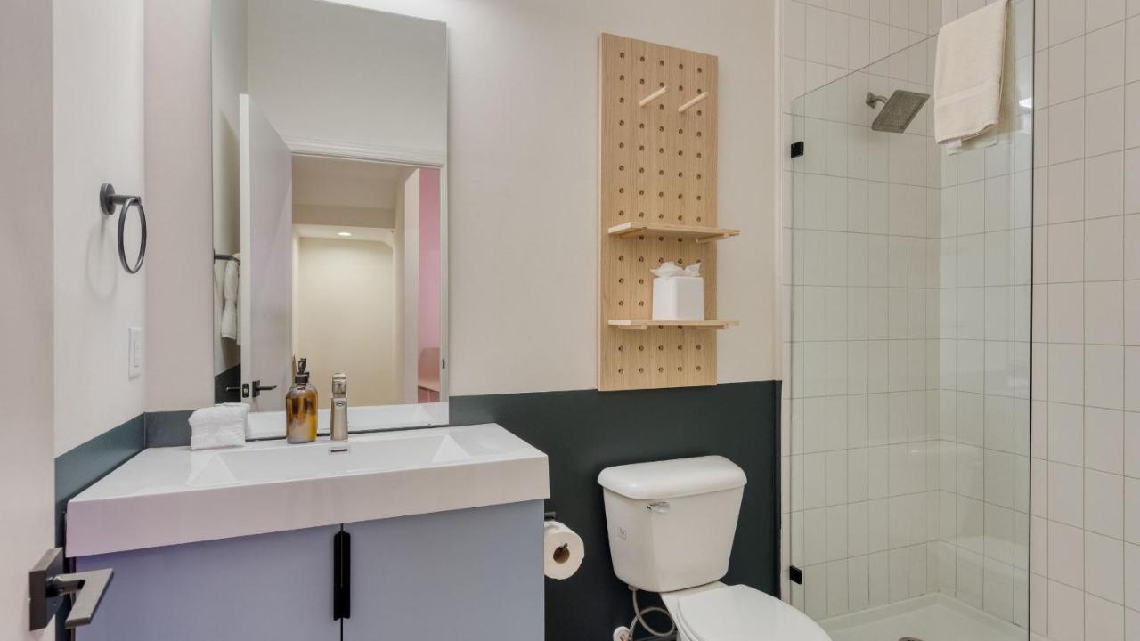 Sleeps 44 4 themed lofts w skyline balconies neon backdrops glam kitchens—perfect for Nashville group stays The Swift Retreat by AvantStay - 3