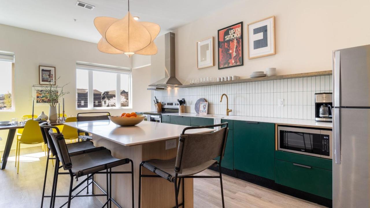 Sleeps 24 Game Rooms Murals Balconies Soundcheck Vinyl House by AvantStay - 3