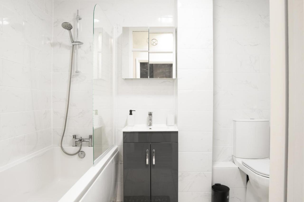 Modern 2BR Apartment in Wembley, - 3