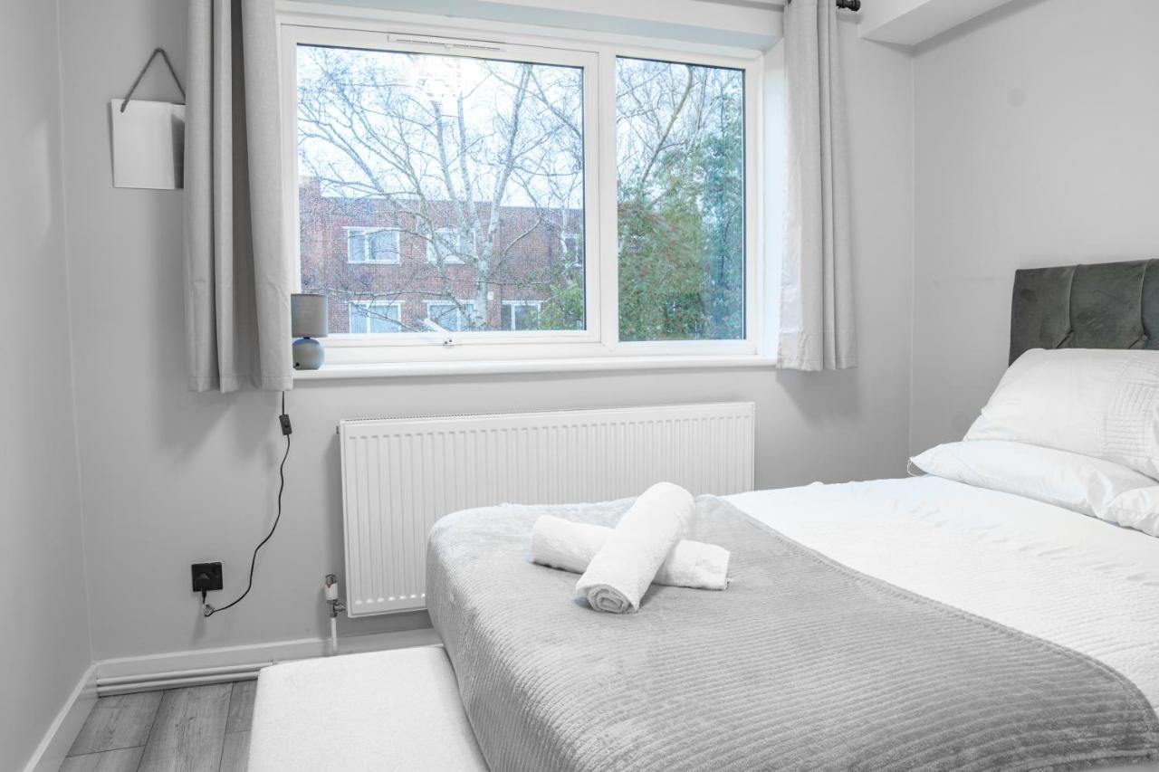 Modern 2BR Apartment in Wembley, - 2