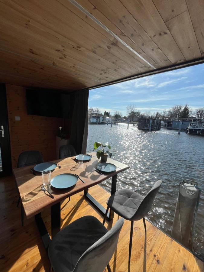 Ruheoase am Wasser, Sauna-Hausboot in Naturidylle