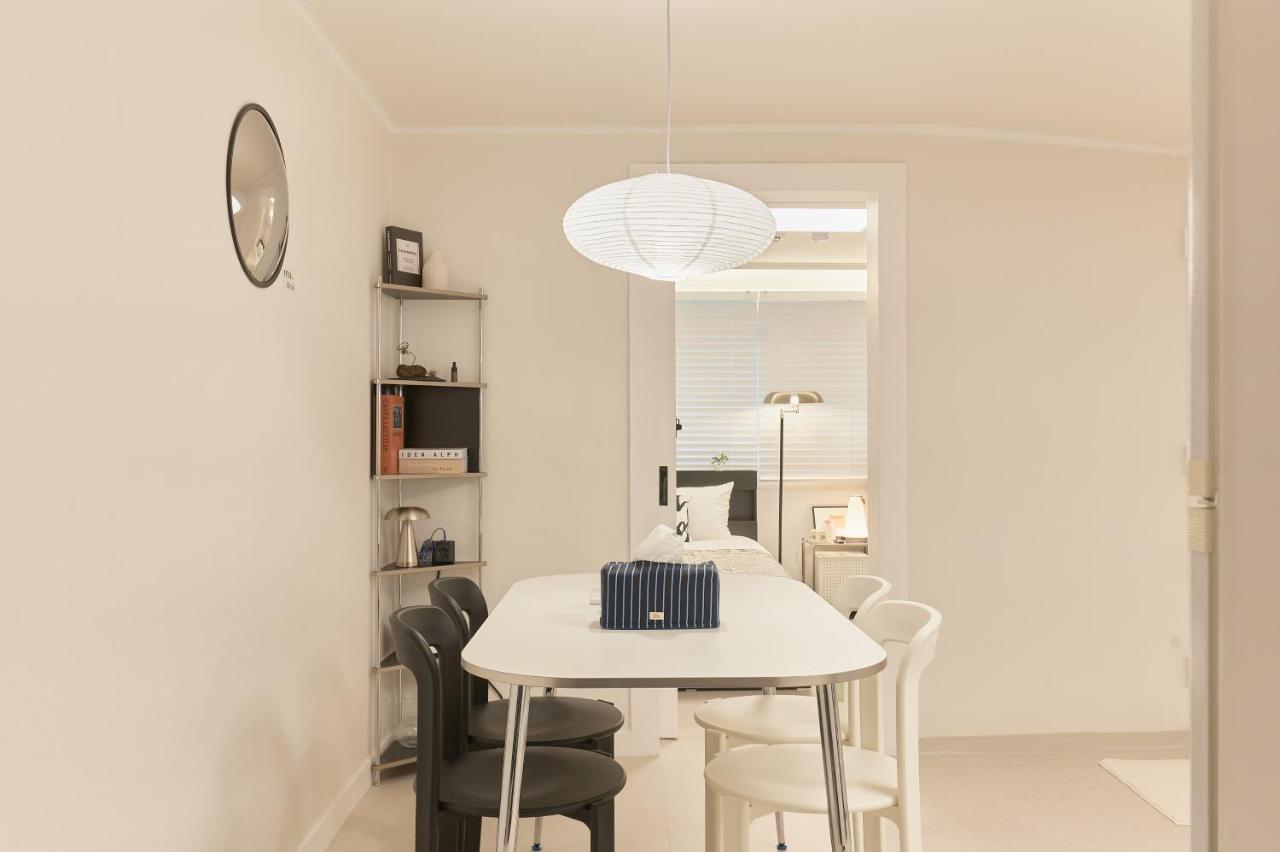 Sinsa Still - 5 minutes from Sinsa Station, 8 minutes from Nonhyeon Station, 5 minutes from Airport Bus, Luggage Storage, Adult Hospital, Business Trip, Hangang Park, Convenient Transportation