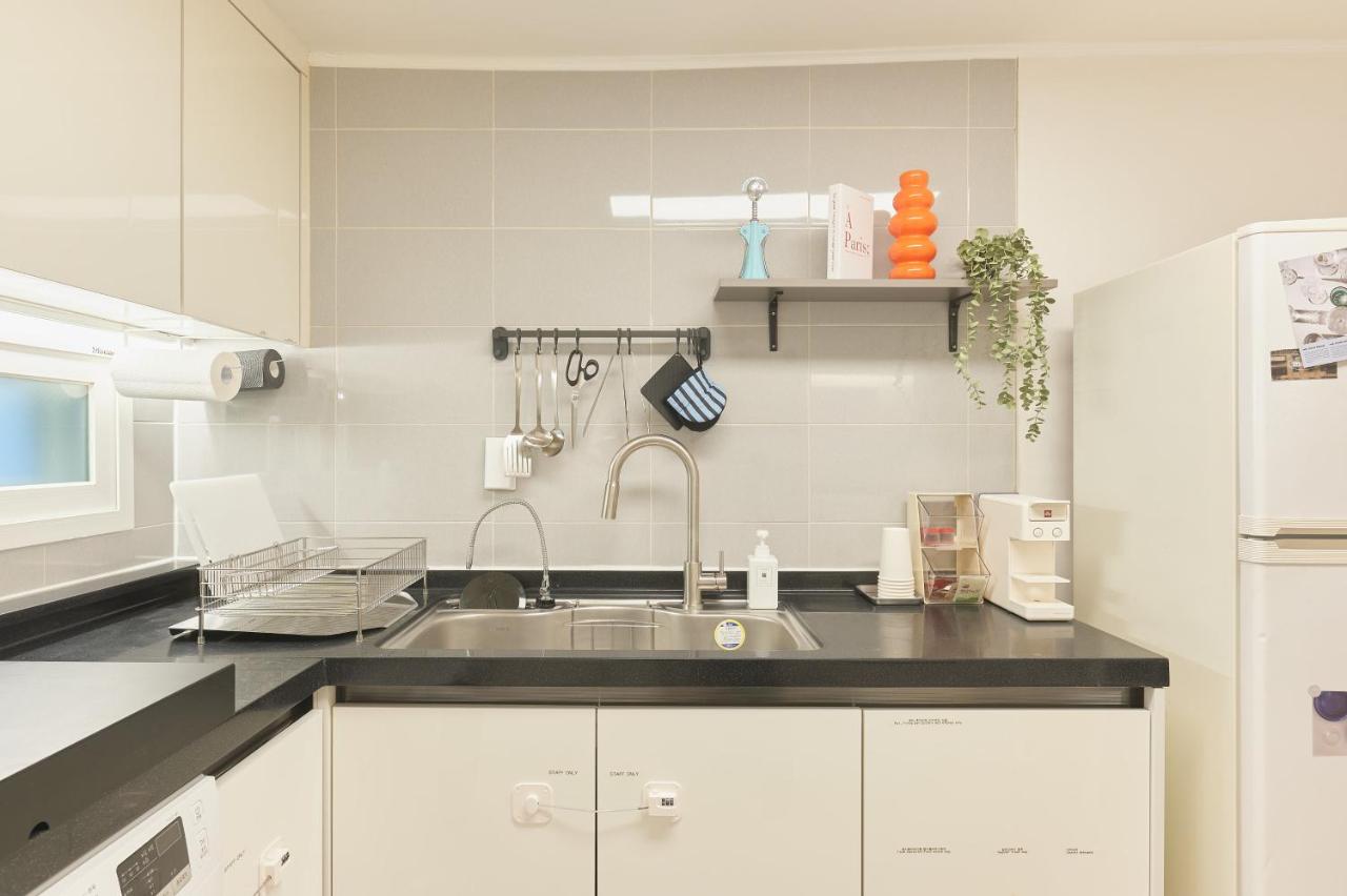 Sinsa Still - 5 minutes from Sinsa Station, 8 minutes from Nonhyeon Station, 5 minutes from Airport Bus, Luggage Storage, Adult Hospital, Business Trip, Hangang Park, Convenient Transportation - 4