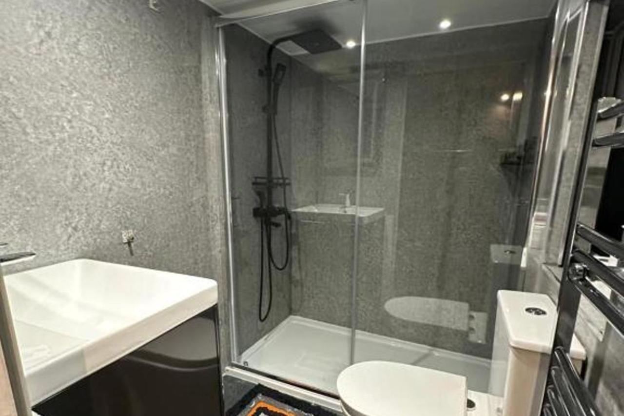 London-2Br-Sleeps6-SkySports-Netflix-DisneyPlus - 3