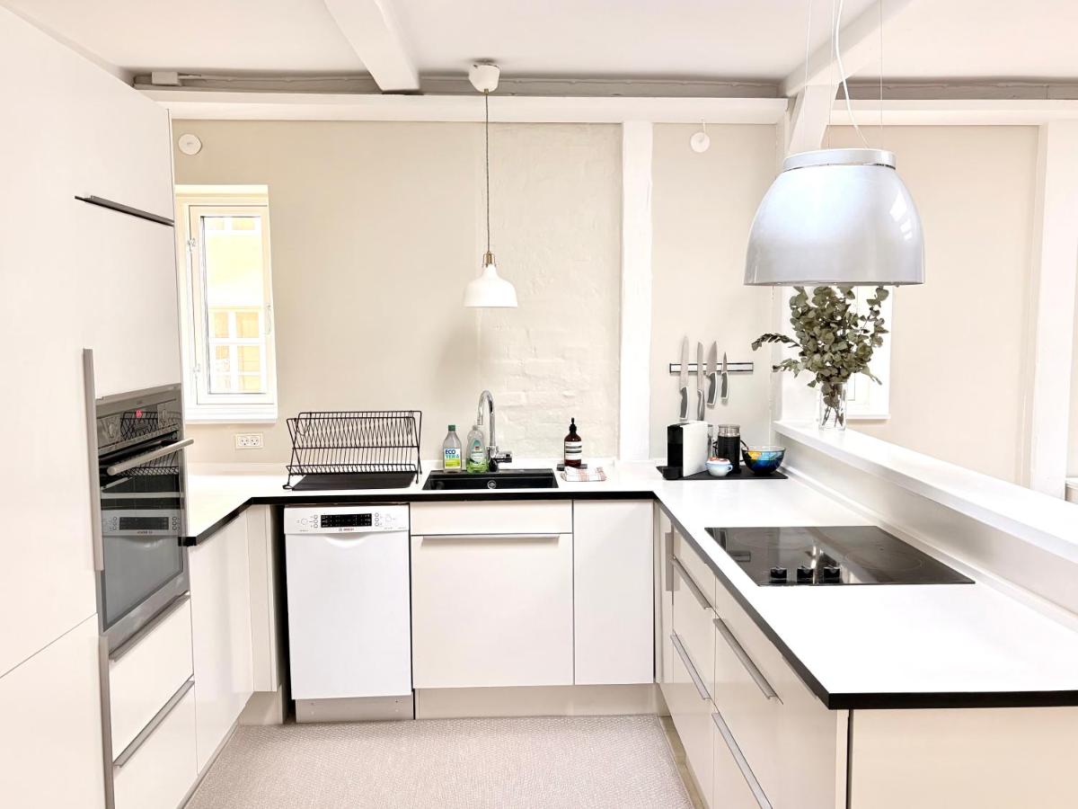 Peaceful Courtyard - Royal Palace & Marble Church - 4