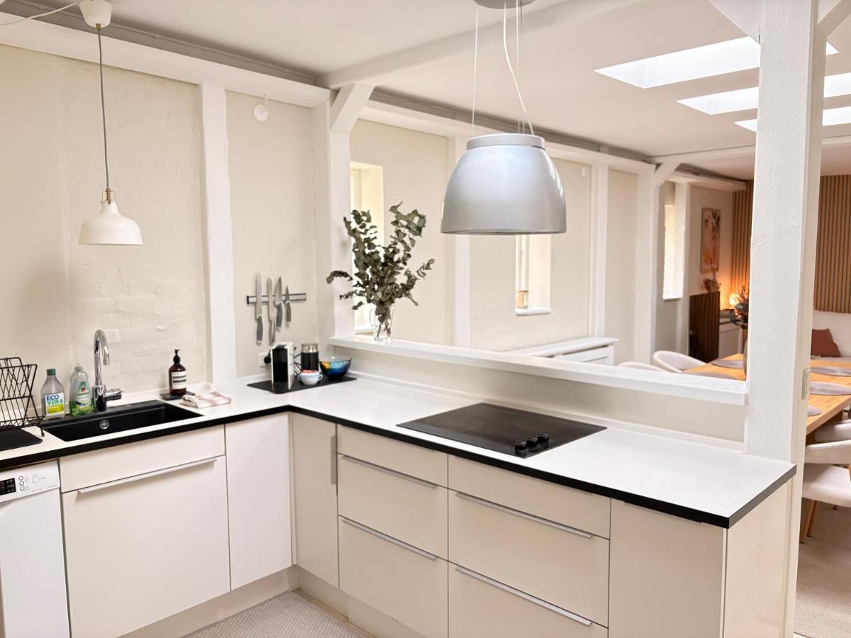 Peaceful Courtyard - Royal Palace & Marble Church - 3