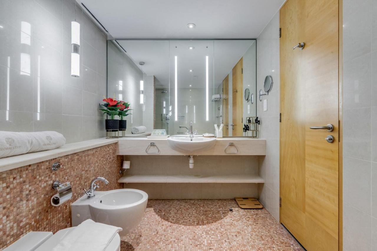 BurJuman Vista 1 Bedroom Apartment with Balcony - 3